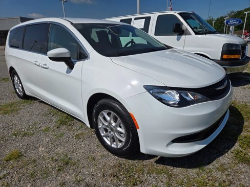 Used 2022 Chrysler Voyager LX image 2
