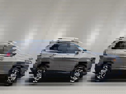 Used 2019 Jeep Cherokee Latitude w/ Cold Weather Group image 4