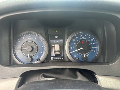 Used 2018 Toyota Sienna LE image 2