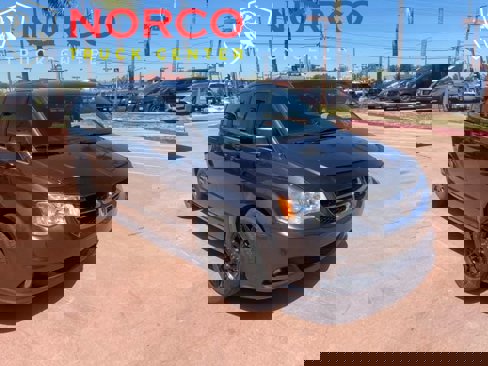 Used 2018 Dodge Grand Caravan SXT image 2