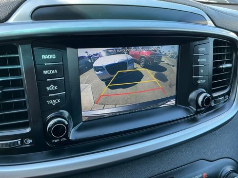 Used 2019 Kia Sorento LX image 18