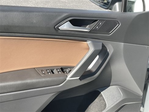 Used 2018 Volkswagen Tiguan SE w/ Panoramic Sunroof Package image 21