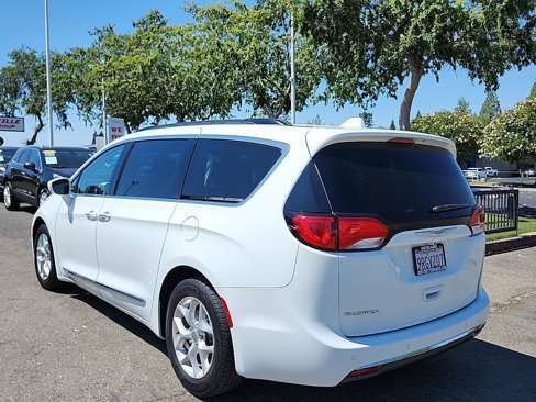 Used 2017 Chrysler Pacifica Touring-L w/ Tire & Wheel Group image 10