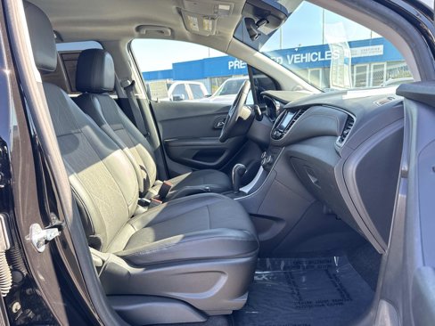 Used 2022 Chevrolet Trax LT w/ LT Convenience Package image 23