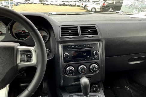 Used 2014 Dodge Challenger SXT image 6