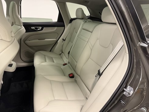 Used 2021 Volvo XC60 T5 Momentum w/ Protection Package image 20