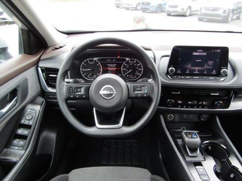 Used 2022 Nissan Rogue SV image 9