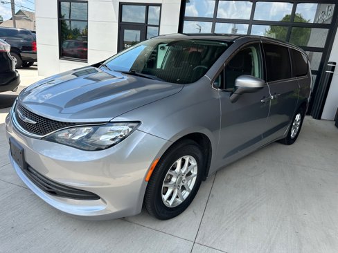 Used 2020 Chrysler Voyager LX image 3