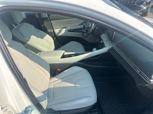 Used 2023 Hyundai Elantra Limited w/ Cargo Package image 19