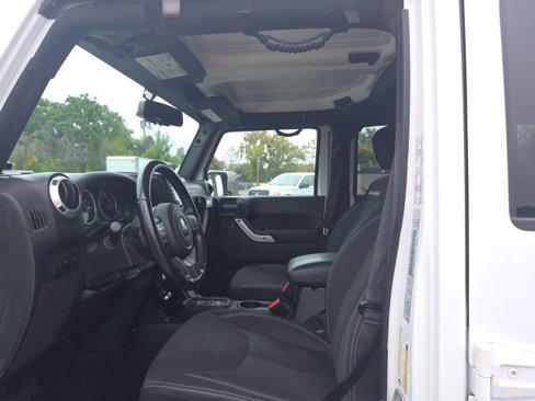 Used 2015 Jeep Wrangler Unlimited Sahara w/ Connectivity Group image 17