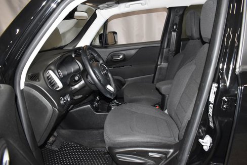 Certified 2019 Jeep Renegade Latitude w/ Cold Weather Group image 10