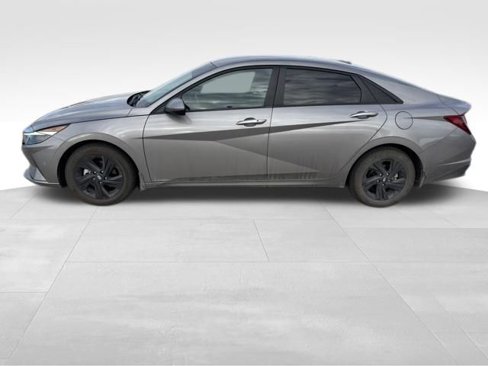 Used 2022 Hyundai Elantra SEL image 2