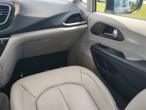 Used 2021 Chrysler Voyager Lxi image 17