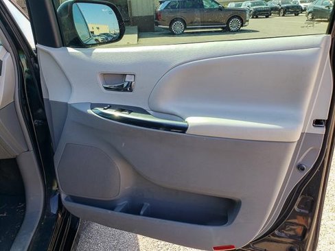 Used 2014 Toyota Sienna SE image 27