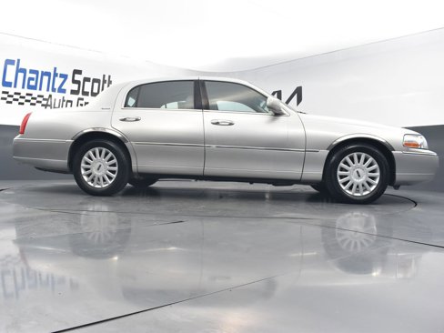 Used 2005 Lincoln Town Car Signature image 30