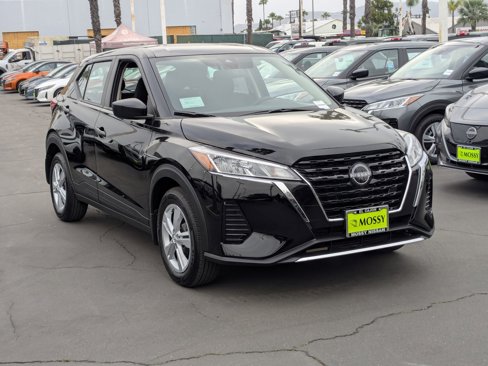 New 2025 Nissan Kicks Play S image 3