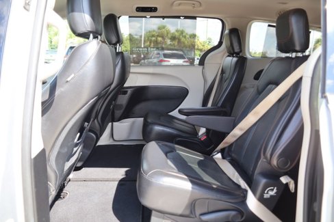 Used 2019 Chrysler Pacifica Touring-L image 10