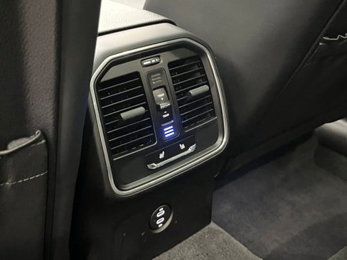 Certified 2024 Porsche Macan image 33