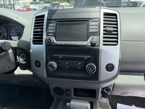 Used 2016 Nissan Frontier SV image 10