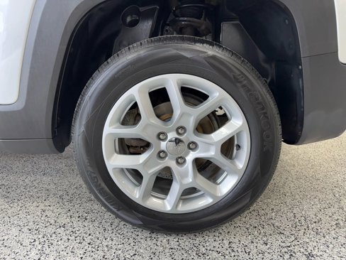 Used 2017 Jeep Renegade Latitude w/ Popular Equipment Group image 10