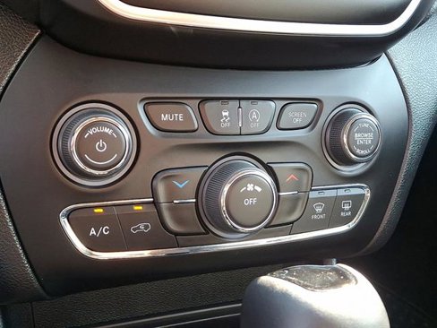 Used 2020 Jeep Cherokee Latitude Plus image 15