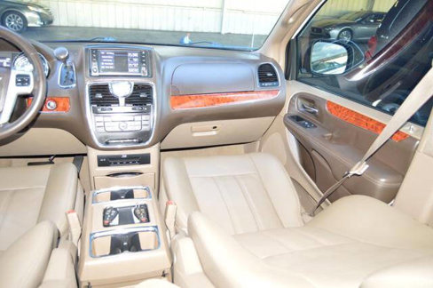 Used 2016 Chrysler Town & Country Touring-L image 50