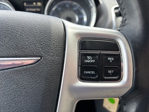Used 2016 Chrysler Town & Country Touring image 31