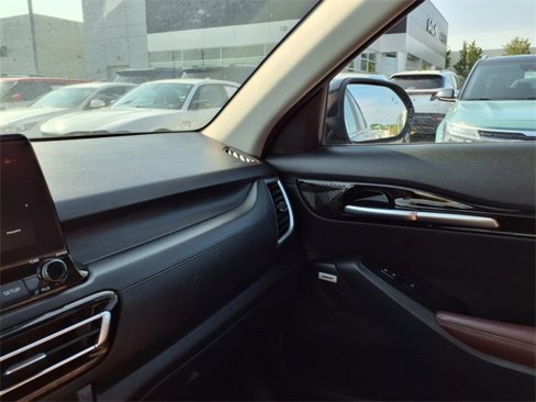 Certified 2022 Kia Seltos SX w/ Sunroof Package image 33