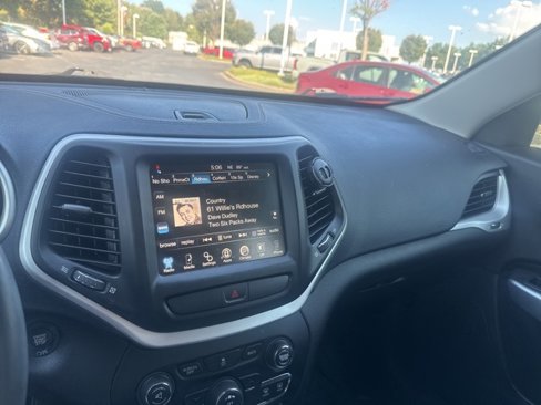 Used 2018 Jeep Cherokee Latitude Plus image 9