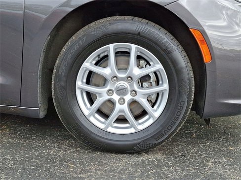 Used 2023 Chrysler Pacifica Touring-L image 27