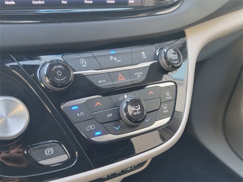 Used 2022 Chrysler Voyager LX image 24