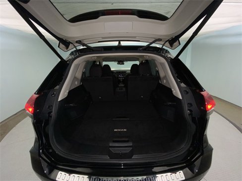Used 2018 Nissan Rogue SV image 23