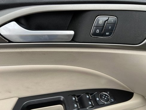 Used 2018 Ford Fusion SE w/ Fusion SE Technology Package image 10