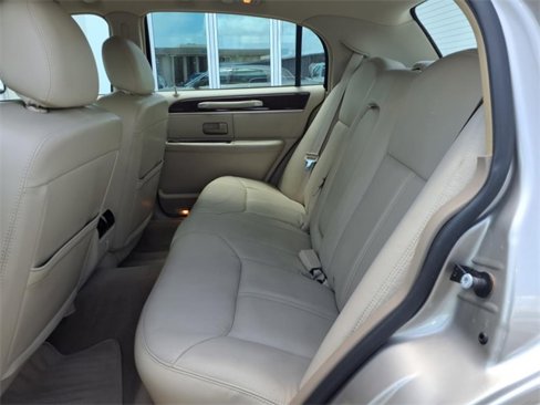 Used 2007 Lincoln Town Car Signature Limited image 19