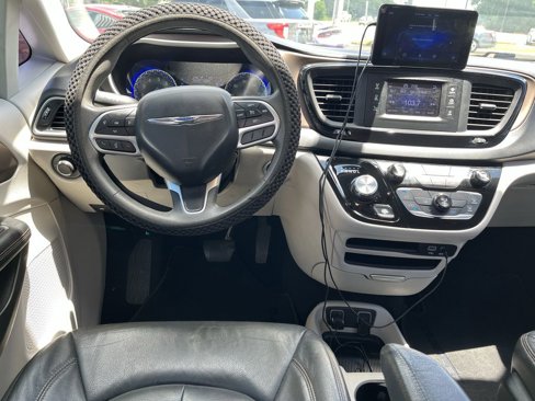 Used 2017 Chrysler Pacifica Touring image 12