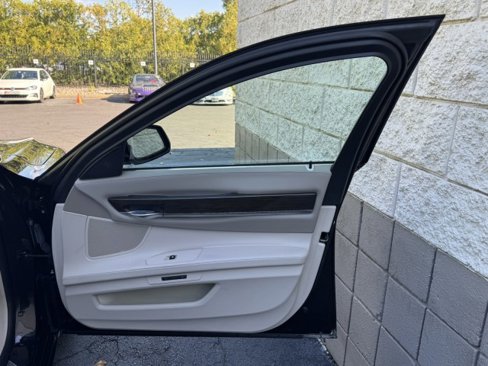 Used 2013 BMW 750i xDrive image 32