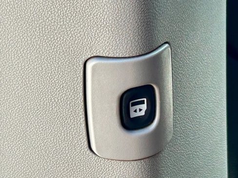 Used 2016 Chrysler Town & Country Touring image 26