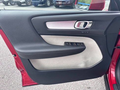 Used 2019 Volvo XC40 T4 Momentum image 9