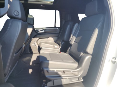 Used 2024 Chevrolet Suburban Z71 image 10