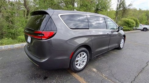 Used 2023 Chrysler Pacifica Touring-L image 8
