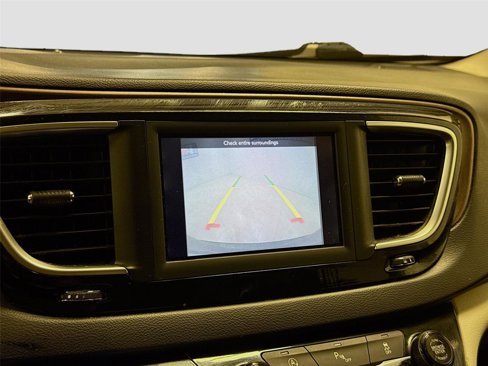 Used 2019 Chrysler Pacifica Touring-L image 13