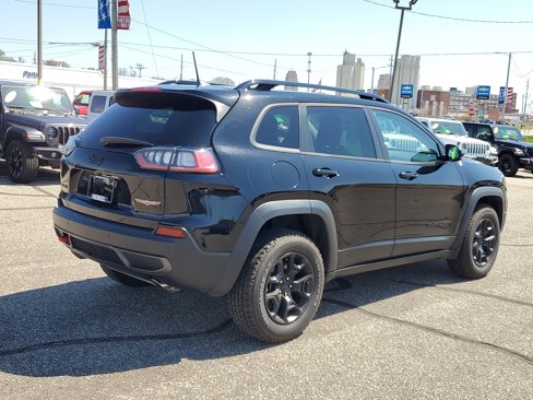 Used 2023 Jeep Cherokee Trailhawk image 3