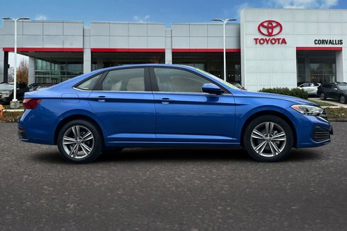 Used 2024 Volkswagen Jetta SE image 3