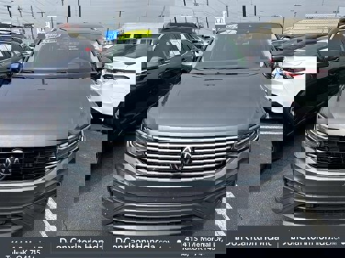 Used 2024 Volkswagen Tiguan SE image 2