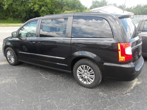 Used 2016 Chrysler Town & Country Touring-L image 6