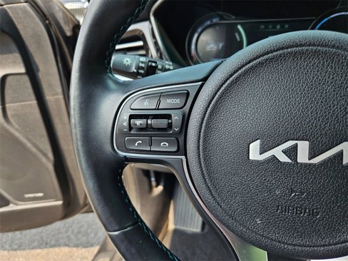 Used 2022 Kia Niro EX Premium w/ Cold Weather Package image 11