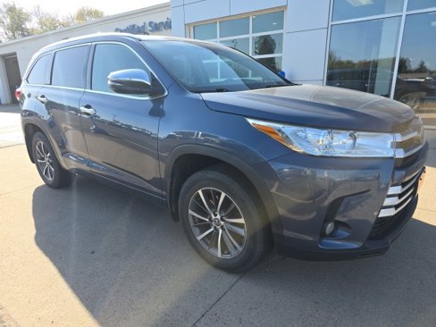 Used 2017 Toyota Highlander XLE image 2
