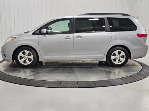 Used 2015 Toyota Sienna LE image 27