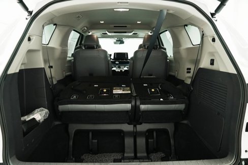 Used 2024 Toyota Sienna Limited image 44