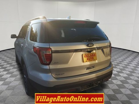 Used 2017 Ford Explorer XLT w/ Equipment Group 202A image 10